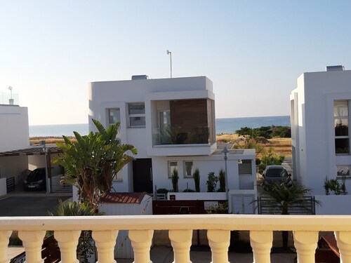 La villa Carolyn est située dans une zone cul-de-suc. C'est très calme, relaxant et il a une vue magnifique sur la mer, la mer est à seulement 100 mètres de la maison. Le centre d'Ayia Napa avec tout son style de vie nocturne, est à seulement 5 minutes...