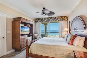 Condo clássico, 2 quartos, sacada, vista para a baía | Individualmente decorados, individualmente mobiliados