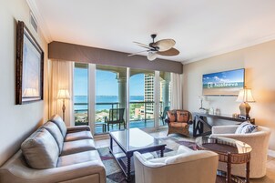 经典公寓式客房, 2 间卧室, 阳台, 海湾景观 | 客厅 | 0-英寸纯平电视 （配备有线频道）、电视