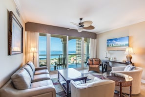 Classic-huoneisto, 2 makuuhuonetta, parveke, näköala lahdelle | Olohuone | 0–tuumainen taulutelevisio, jossa kaapelikanavat