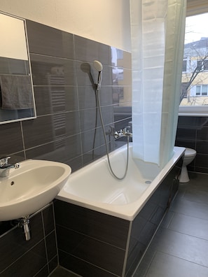 Combined shower/bathtub, hair dryer, soap, toilet paper - Just Berlin (Bezirk Neukölln)