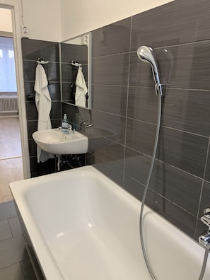Combined shower/tub, hair dryer, soap, toilet paper - Just Berlin (Bezirk Neukölln)