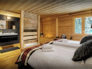 6 bedrooms, iron/ironing board, WiFi, bed sheets