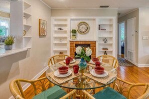 Casa, varias camas (Bleu Daze Cottage) | Restaurantes