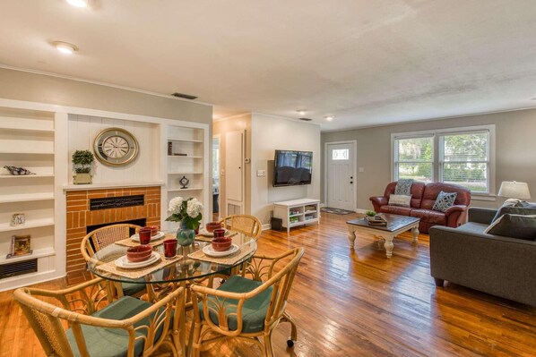 House, Multiple Beds (Bleu Daze Cottage) | Living room