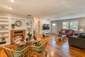 Ferienhaus, Mehrere Betten (Bleu Daze Cottage) | Wohnzimmer