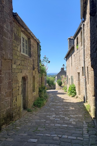 Neo-Breton house 200 m from the historic heart of LOCRONAN