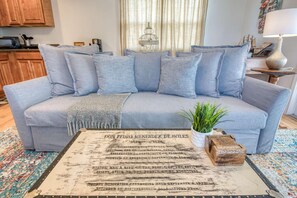 House, Multiple Beds (Casa Azul) | Living room