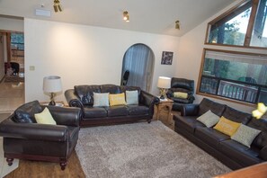 TV connectée, cheminée, lecteur de DVD, baby-foot