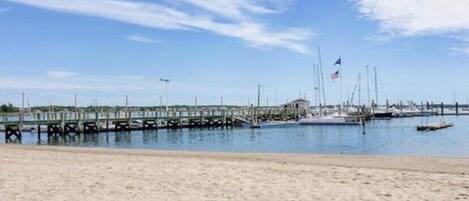 En la playa, camastros y toallas de playa