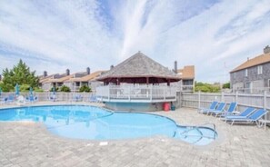 Een buitenzwembad, een verwarmd zwembad