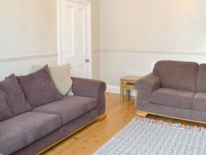 TV, fireplace - 3 bedroom accommodation in Filey (Filey)