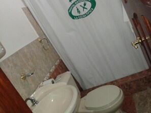 Shower, towels, soap, shampoo - Hostal La Cocina Tipica (Guayllabamba)