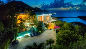 Une maison moderne dotée d’un grand balcon offrant une vue sur la côte.