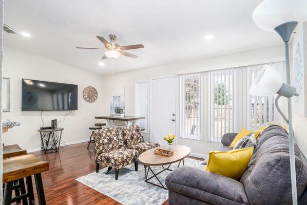 TV - Fully Refurbished Home for up to 9 Visitors (Fresno)