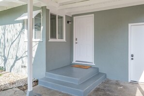 Exterior detail - Fully Refurbished Home for up to 9 Visitors (Fresno)