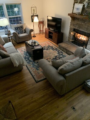 Televisión, chimenea, reproductor de DVD y tenis de mesa 