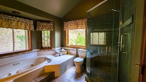 Baignoire, baignoire à jets, sèche-cheveux, serviettes fournies
