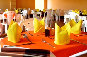 Se sirven desayunos, comidas, cenas y cocina local e internacional 