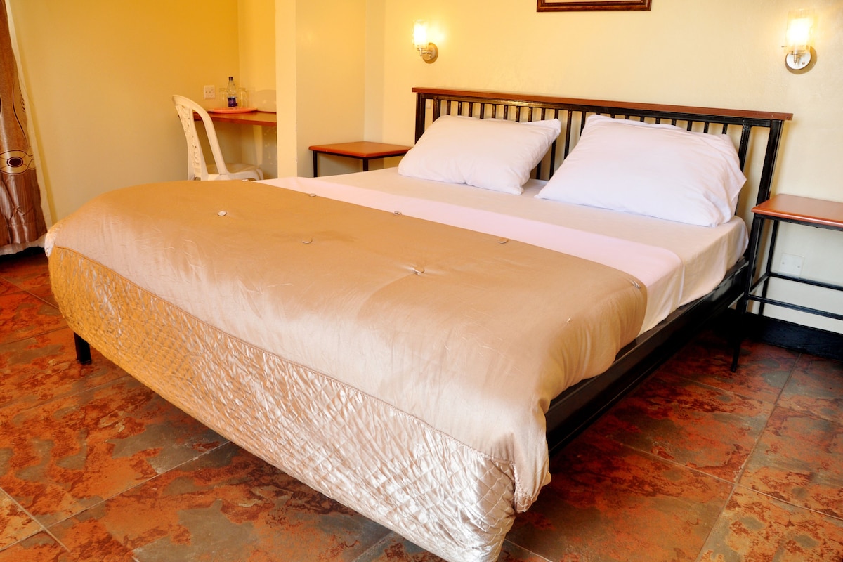 Desk, iron/ironing board (on request), WiFi (free), bed sheets