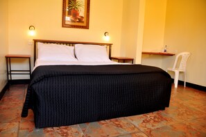 Habitación doble estándar | Escritorio, tabla de planchar con plancha, wifi gratis y ropa de cama 