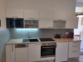 Refrigerador con freezer, microondas, horno, placa de cocina