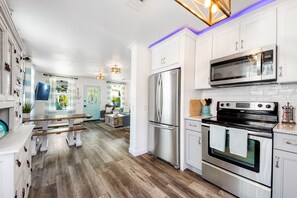 Frigorifero, microonde, forno, piano cottura