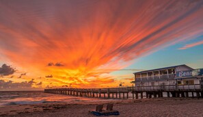 Una spiaggia nelle vicinanze, lettini da mare, teli da spiaggia