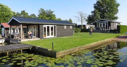 Viihtyisä ja maalaismainen mökki sekä asuntovene vedessä