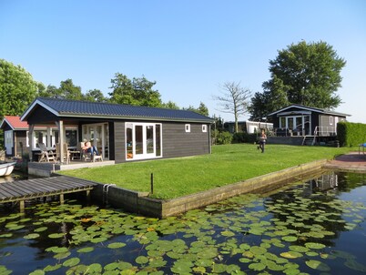 Cozy and rustic cottage plus houseboat on the water