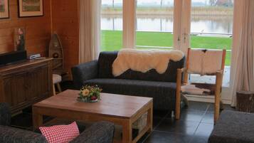 Een televisie, een open haard en een stereo