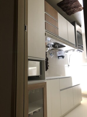 冷蔵庫、電子レンジ、オーブン、コンロ