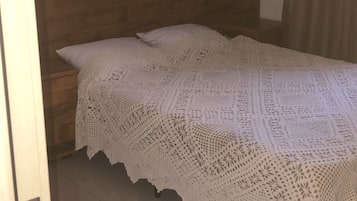 3 quartos, ferros/tábuas de passar roupa, roupa de cama