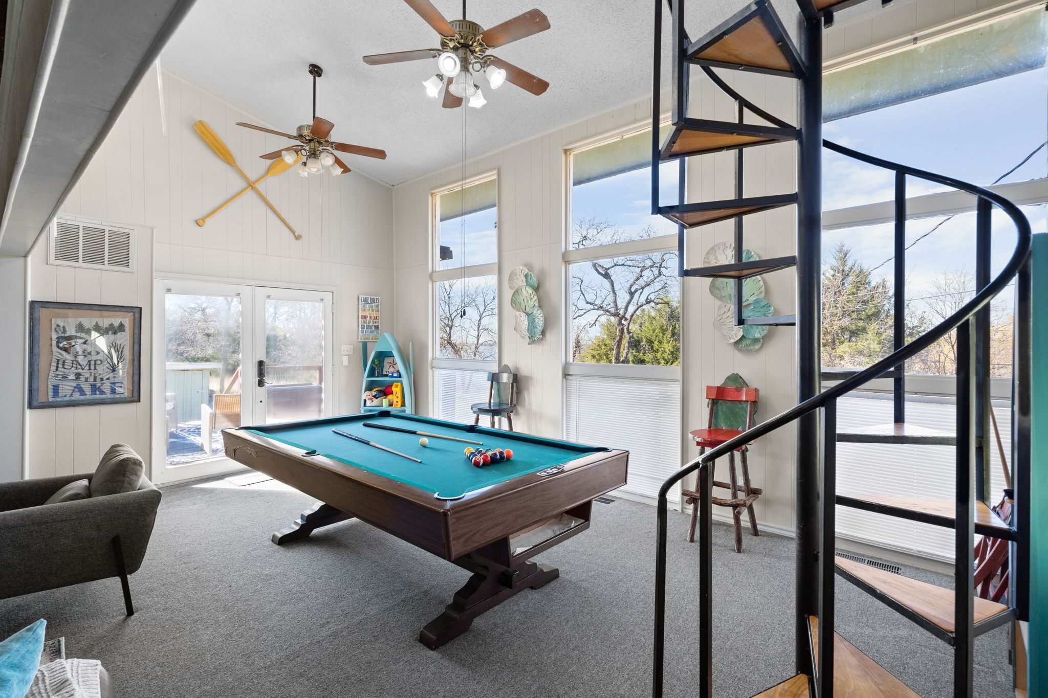⛱ On The Water 🎣 Firepit, Lakefront, PS4 ☀️5 STAR VIEWS, King Bed, Pool Table