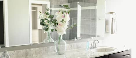 Bañera con ducha, bañera de hidromasaje, toallas, jabón