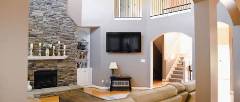 Smart TV, chimenea, mesa de ping pong, libros