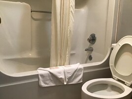 深泡浴缸、吹风机、毛巾、肥皂