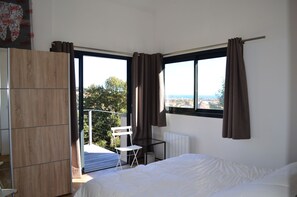 3 bedrooms, desk, iron/ironing board, WiFi