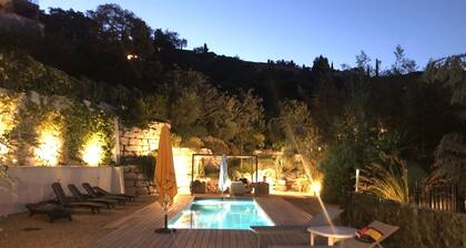 house wtih swimming pool and large garden. Sea view