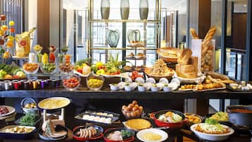 Daily buffet breakfast (JPY 3800 per person)