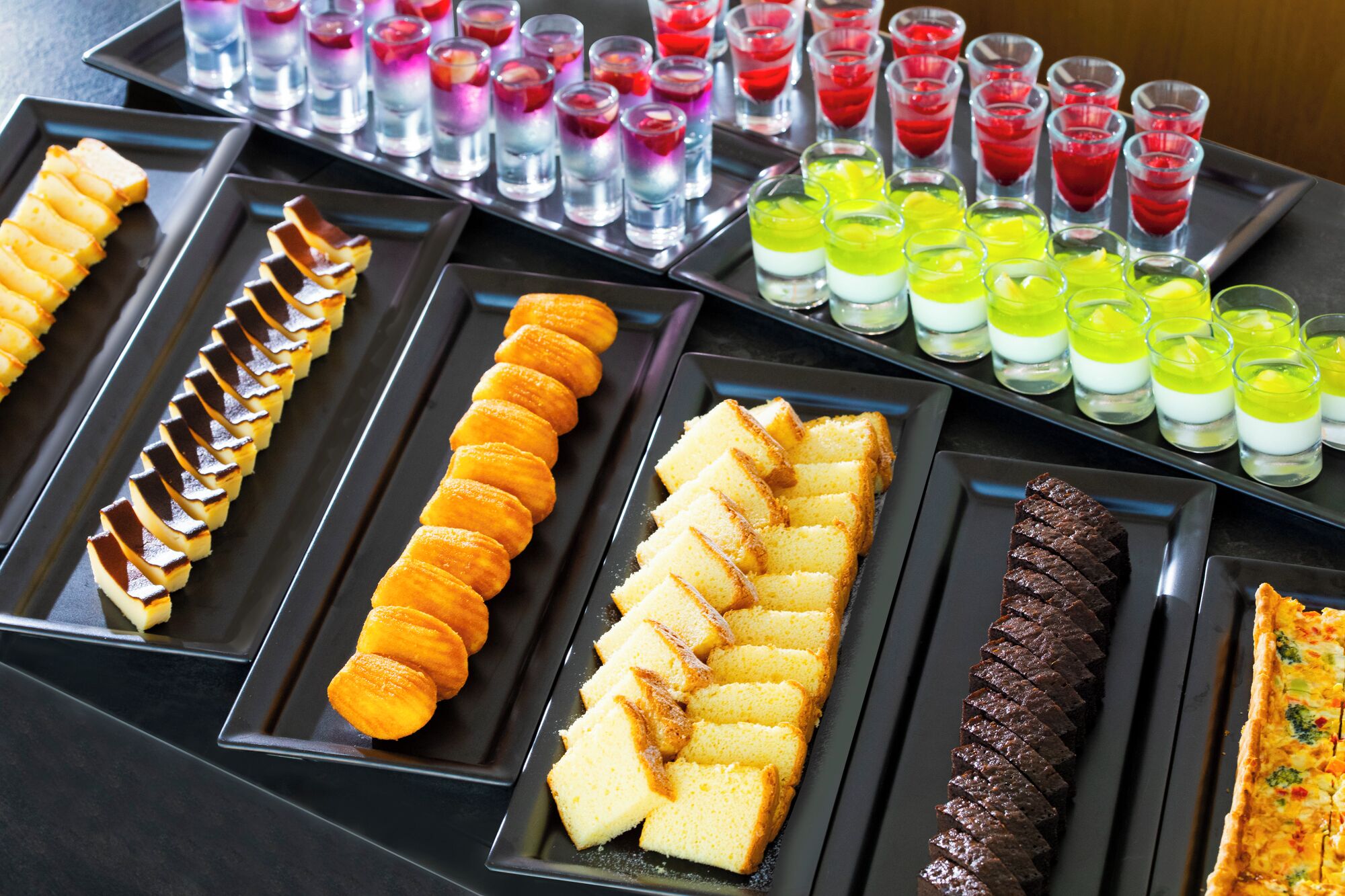 Een buffet met diverse desserts en drankjes.