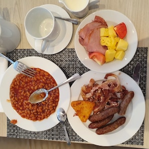 Free daily English breakfast