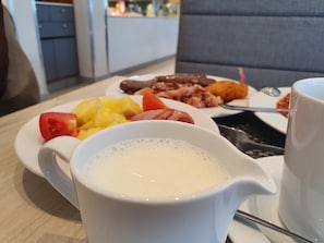 Free daily English breakfast