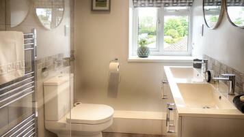 Deluxe Cottage, Private Bathroom, Garden View (Ivy Cottage) | Bathroom