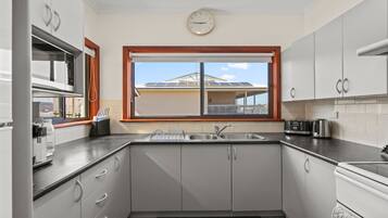 Micro-ondes, four, plaque de cuisson, cafetiĂšre/bouilloire