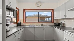 Een microgolfoven, een oven, een kookplaat