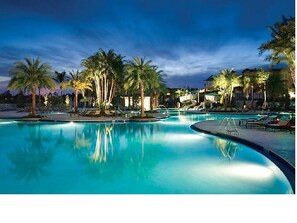 Een binnenzwembad, een buitenzwembad