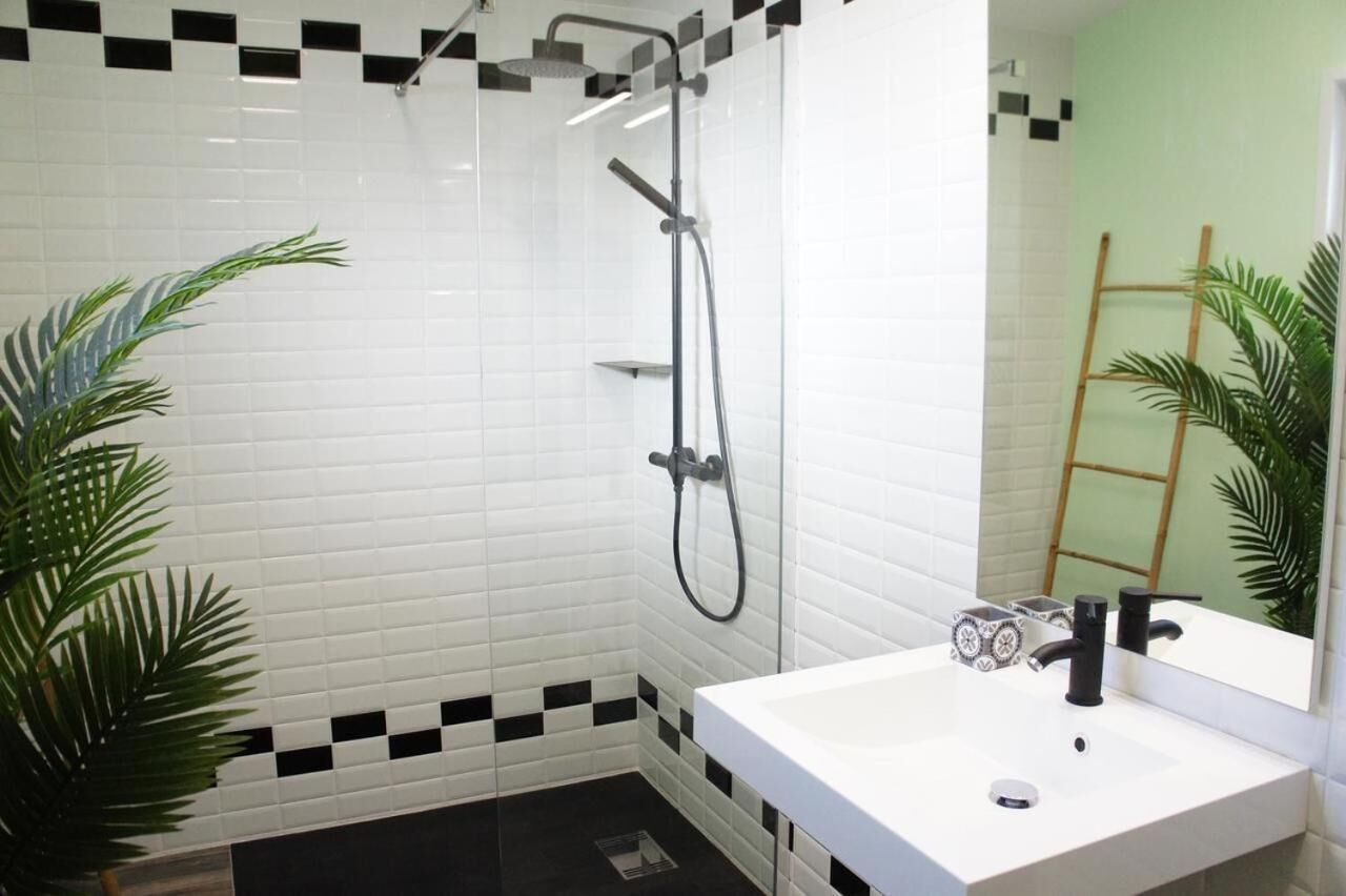 Dusche, Handtücher, Shampoo, Toilettenpapier