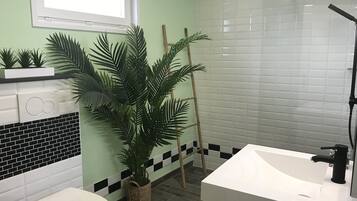Douche, serviettes fournies, shampoing, papier toilette