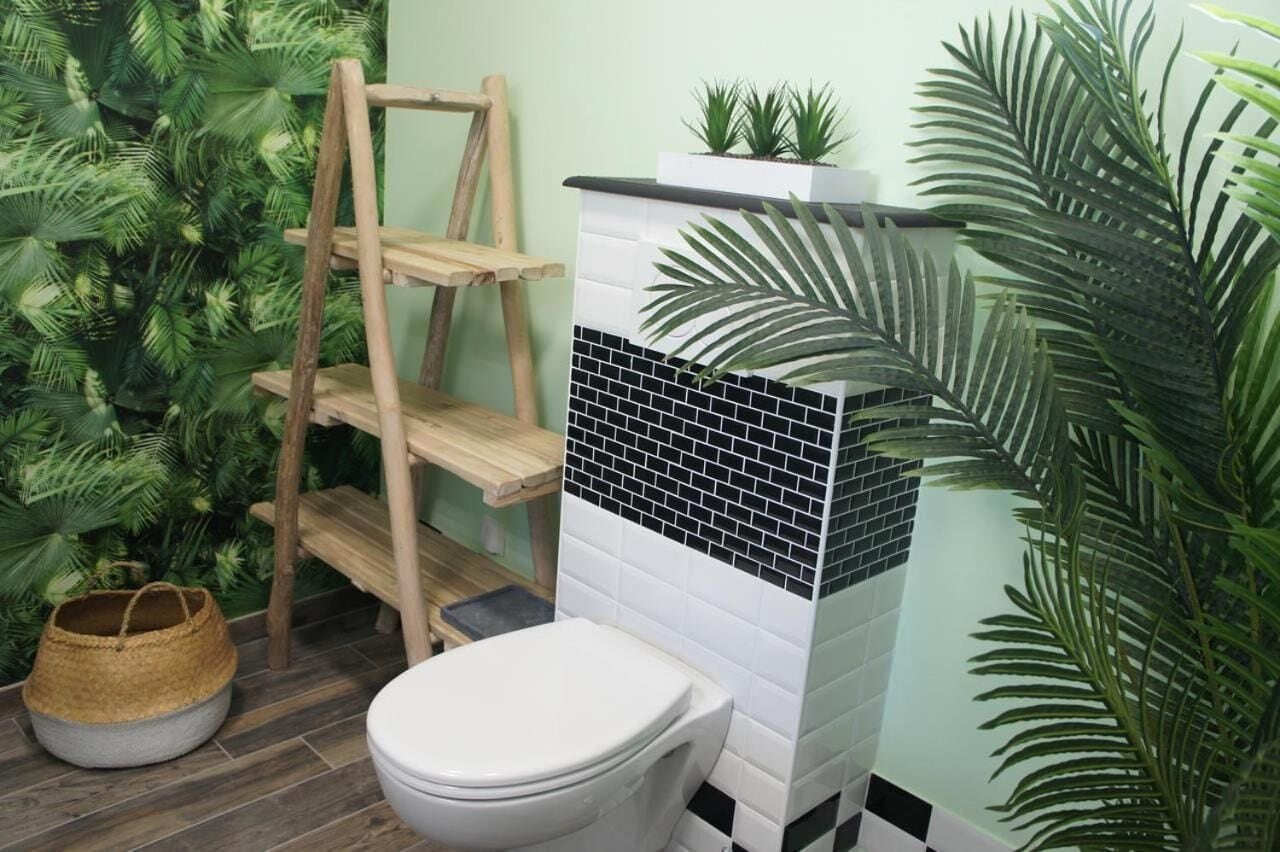 Shower, towels, shampoo, toilet paper